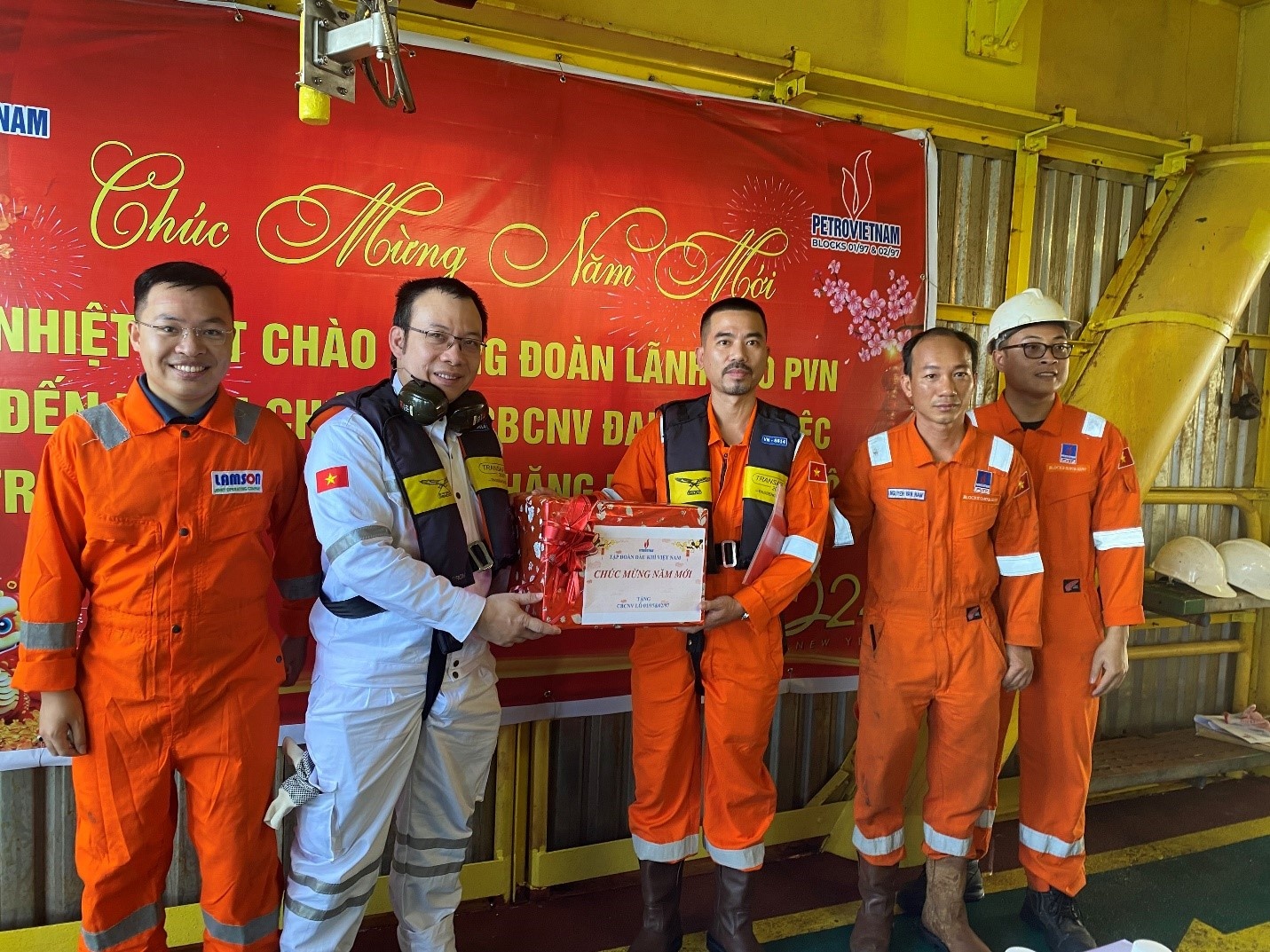 Thăm và chúc tết CBCNV giàn Thăng Long –WHP. Thăm và chúc tết CBCNV giàn Thăng Long –WHP.