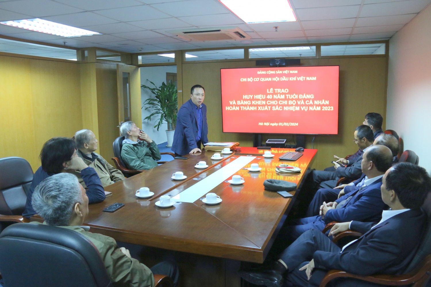 Trao Huy hiệu 40 năm tuổi Đảng cho các đồng chí lão thành Hội Dầu khí Việt Nam Trao Huy hiệu 40 năm tuổi Đảng cho các đồng chí lão thành Hội Dầu khí Việt Nam