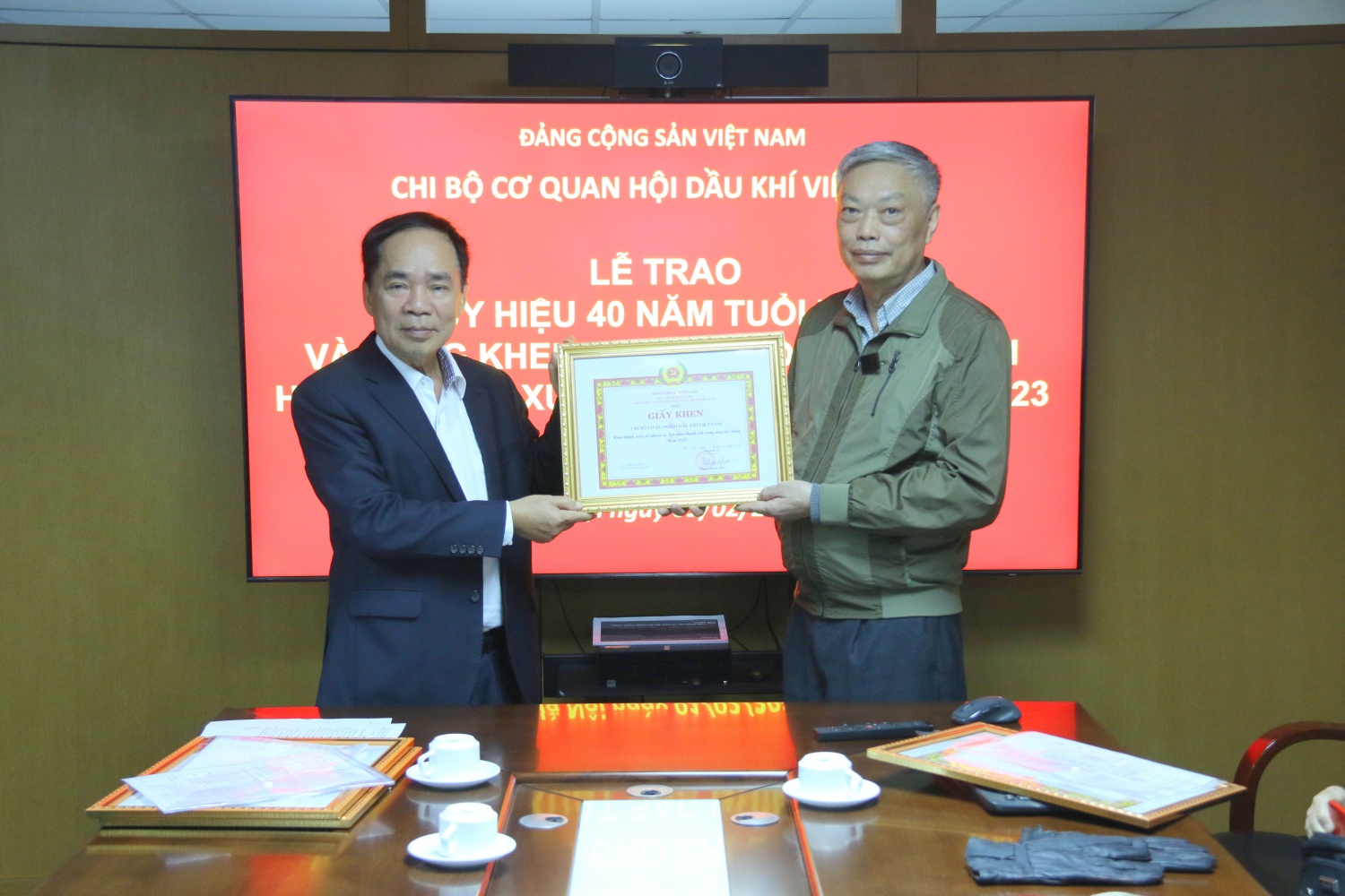 Trao Huy hiệu 40 năm tuổi Đảng cho các đồng chí lão thành Hội Dầu khí Việt Nam Trao Huy hiệu 40 năm tuổi Đảng cho các đồng chí lão thành Hội Dầu khí Việt Nam