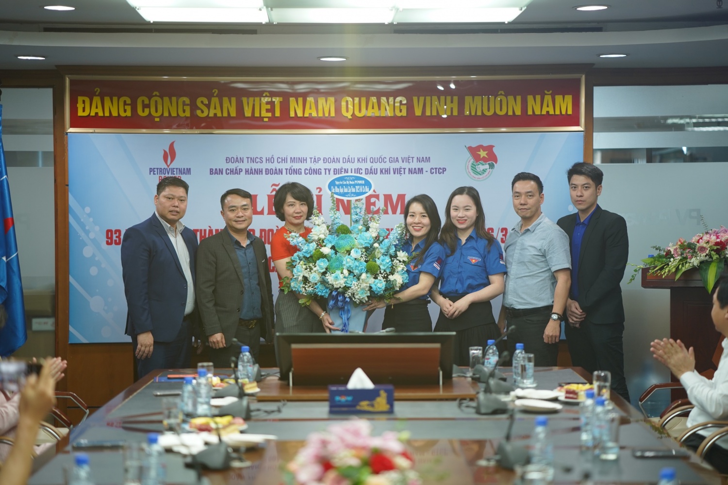 Đoàn Thanh niên PV Power gặp mặt cán bộ đoàn các thế hệ Đoàn Thanh niên PV Power gặp mặt cán bộ đoàn các thế hệ