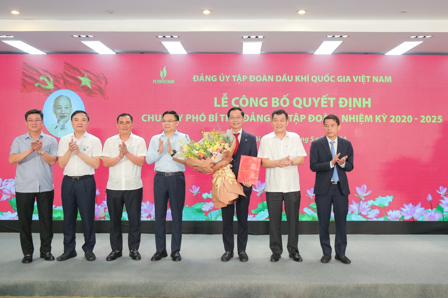 Trao quyết định chuẩn y Phó Bí thư Đảng ủy Tập đoàn Dầu khí Quốc gia Việt Nam