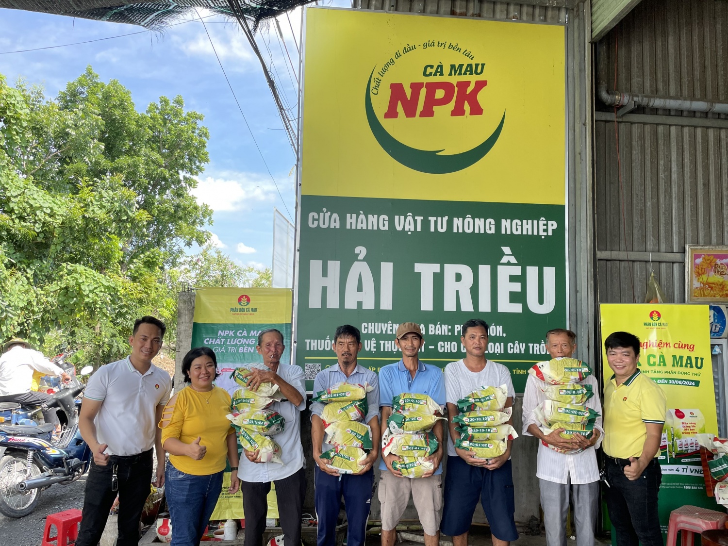 Phân bón Cà Mau đồng hành cùng nông dân Việt Nam: Tặng phân bón, đón mùa vàng