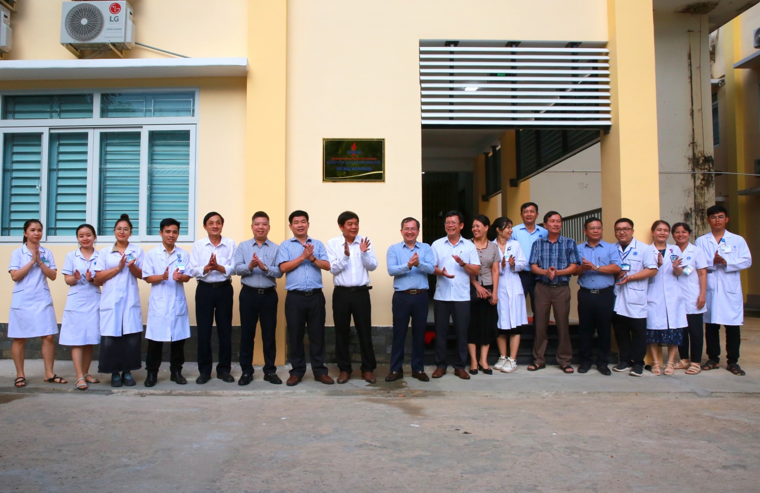 Lãnh đạo Sở Y tế, Công ty BSR, huyện Bình Sơn và Trung tâm Y tế huyện Bình Sơn thực hiện nghi thức gắn biển công trình.