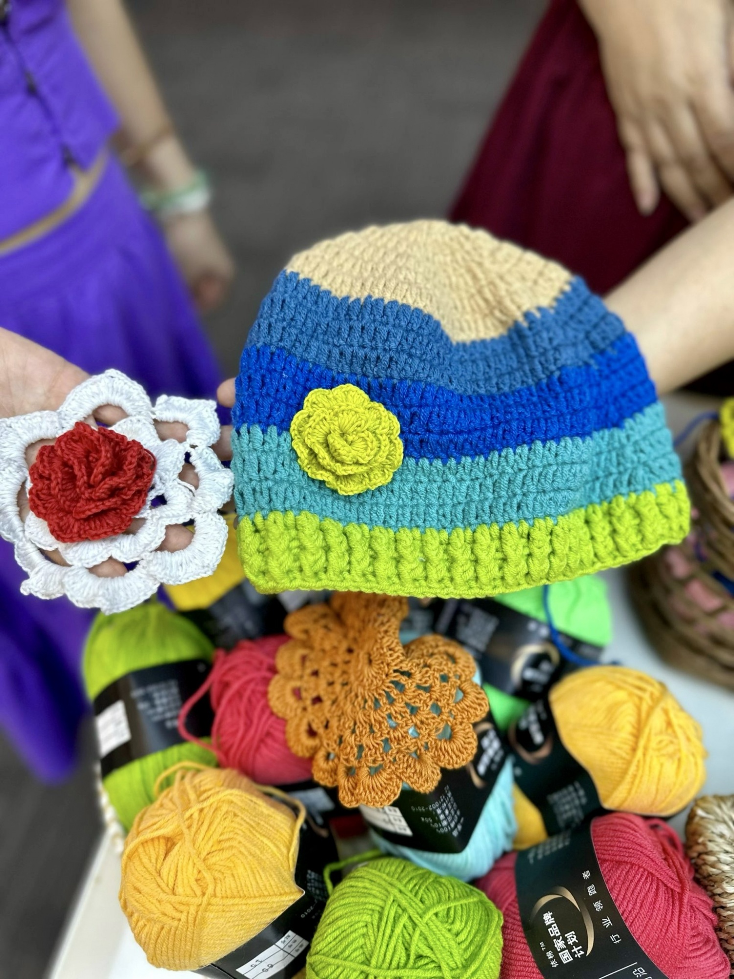 Công đoàn PVEP TP Hồ Chí Minh đan móc mũ len tặng trẻ em vùng cao