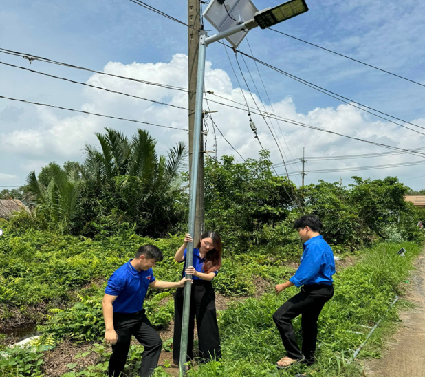 Ban Quản lý Dự án điện và PV Power NT khánh thành và bàn giao Công trình thanh niên “Tháp sáng đường quê”