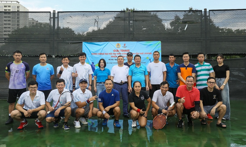 Các đại biểu chụp cùng 9 đội tham dự giải Tennis chào mừng Đại hội Công Đoàn lần thứ I PVPGB