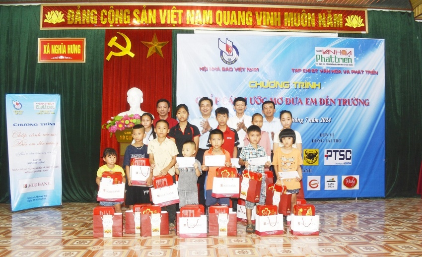 PTSC đồng hành cùng chương trình 'Chắp cánh ước mơ, đưa em đến trường'