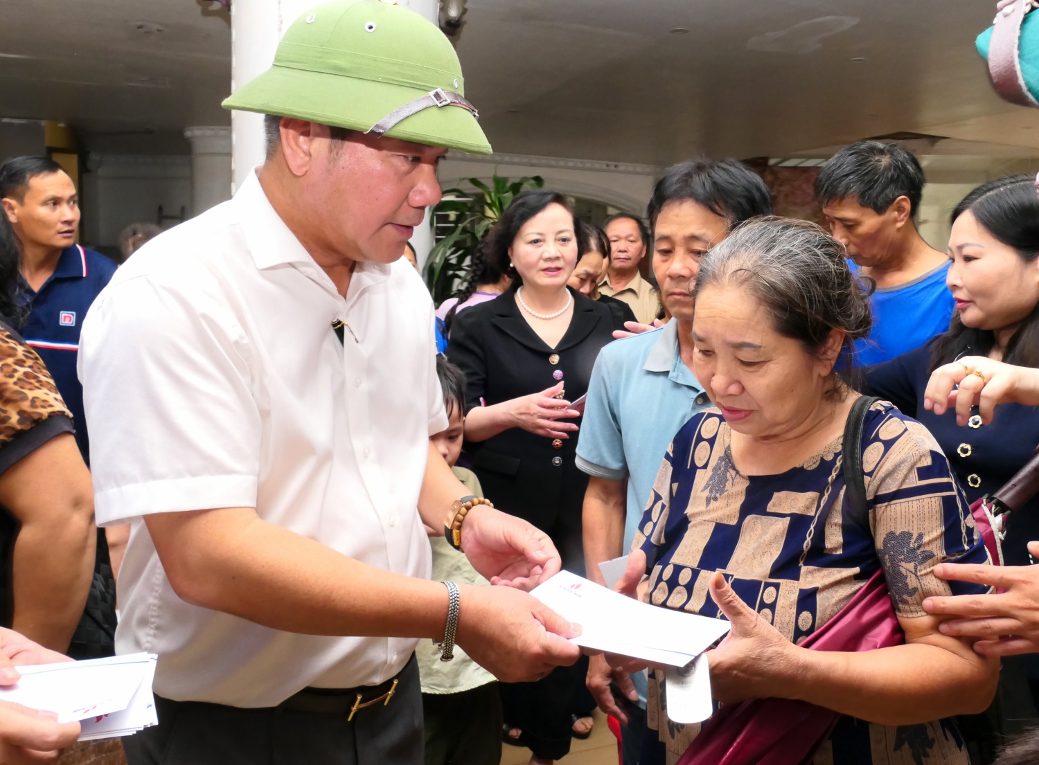 Petrovietnam thăm, động viên và trao hỗ trợ cho người dân chịu thiệt hại do thiên tai tại tỉnh Yên Bái”