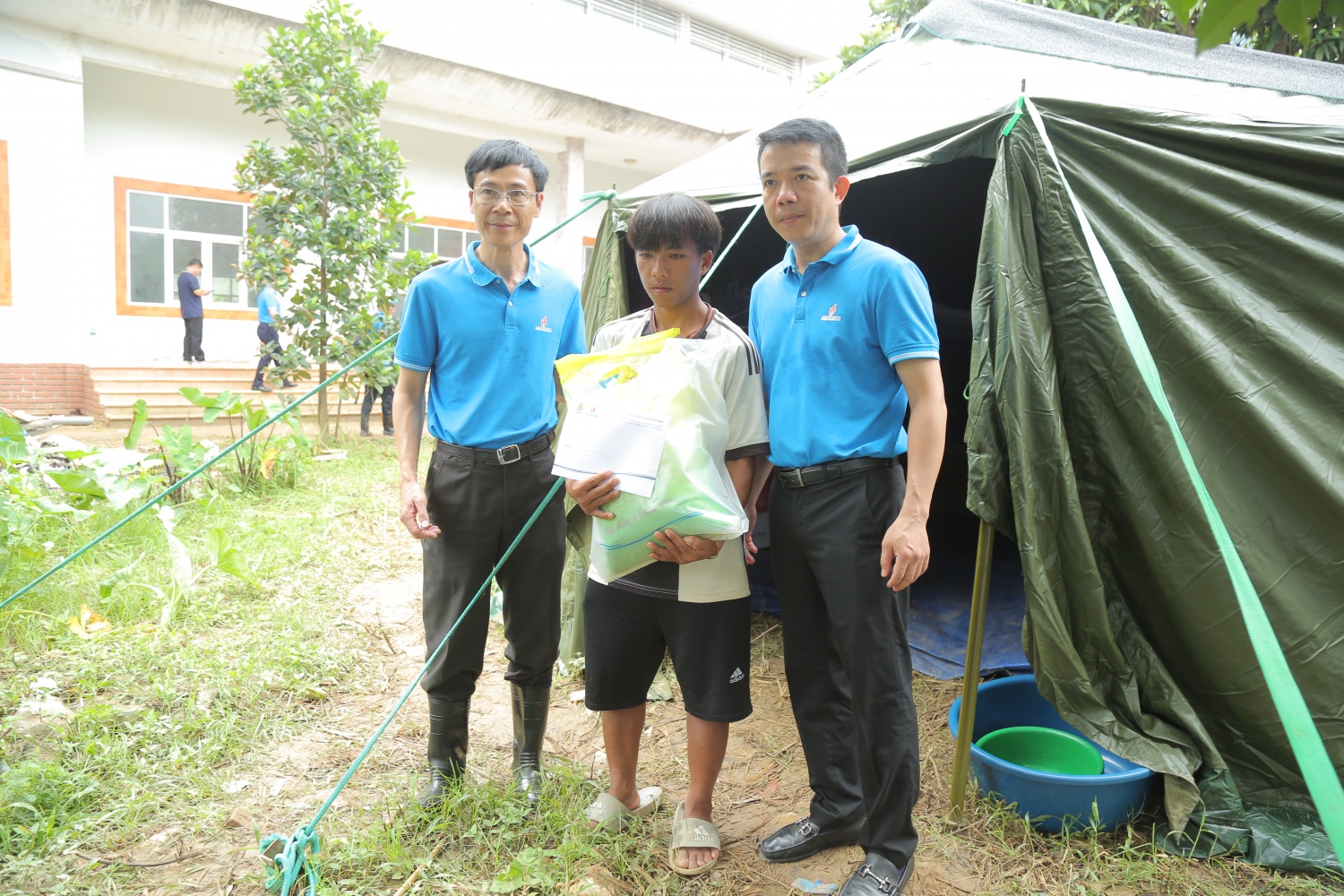 [Chùm ảnh] Nghĩa tình Dầu khí đến với bà con nhân dân thôn Kho Vàng