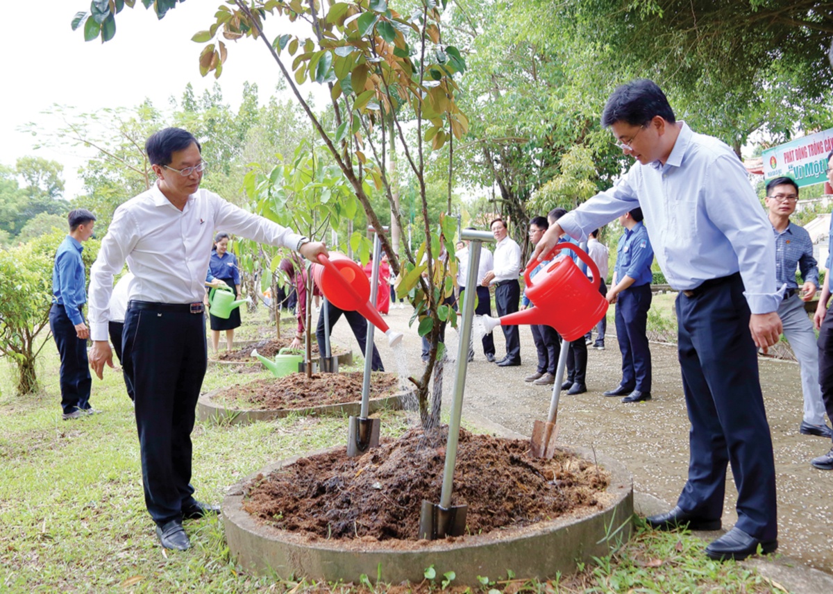 Ông Trần Quang Dũng - Phó Bí thư thường trực Đảng ủy Tập đoàn Dầu khí Quốc gia Việt Nam và lãnh đạo PVCFC trồng cây lưu niệm trong khuôn viên Khu tưởng niệm Bác Hồ