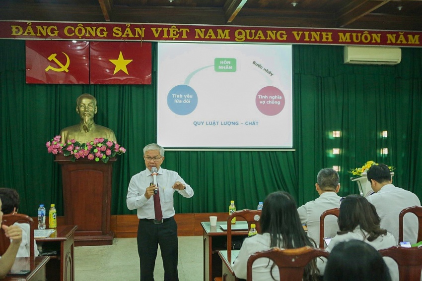 Giảng viên, Thạc sỹ Hà Trung Thành trình bày tại buổi Tọa đàm