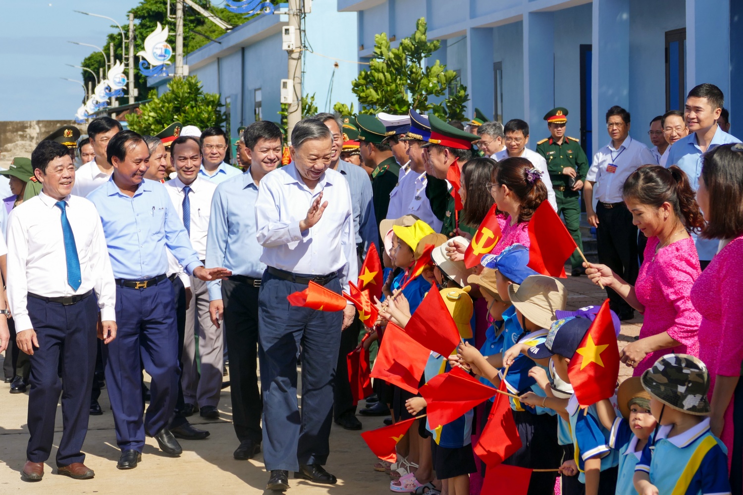 Tổng Bí thư, Chủ tịch nước Tô Lâm thăm và làm việc tại huyện đảo tiền tiêu Cồn Cỏ, tỉnh Quảng Trị