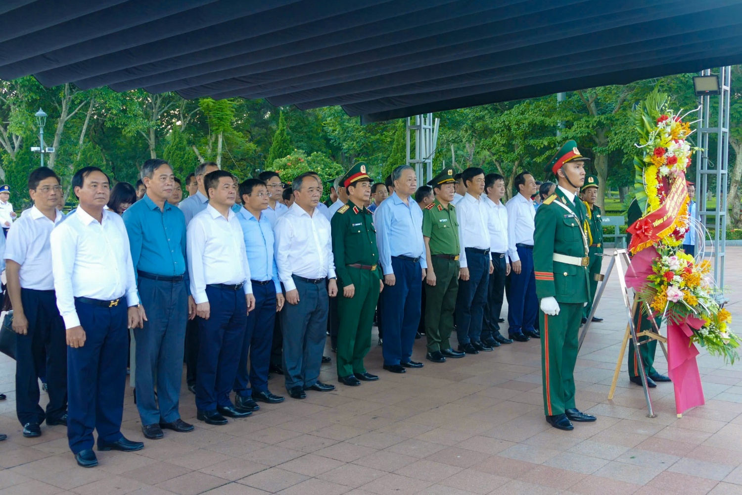 Tổng Bí thư, Chủ tịch nước Tô Lâm dâng hương tưởng niệm các anh hùng liệt sĩ tại Quảng Trị”