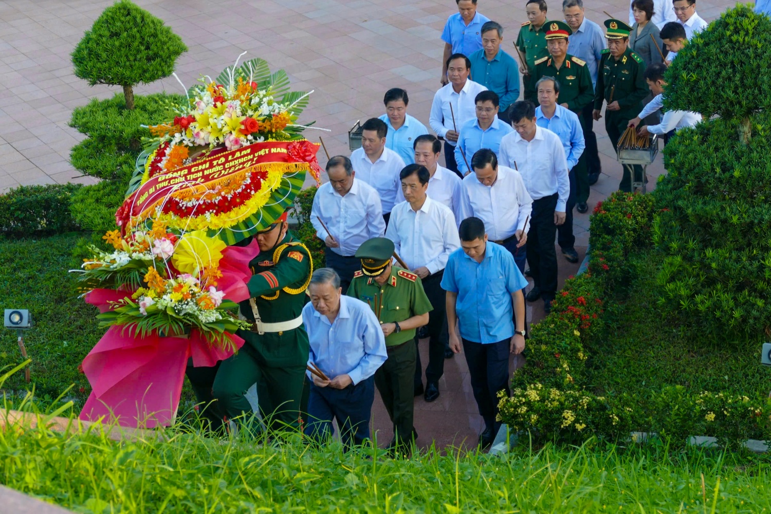 Tổng Bí thư, Chủ tịch nước Tô Lâm dâng hương tưởng niệm các anh hùng liệt sĩ tại Quảng Trị