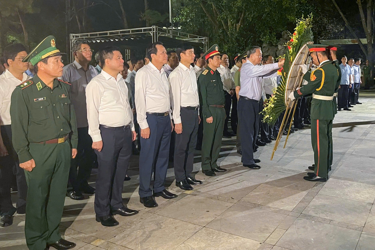 Tổng Bí thư, Chủ tịch nước Tô Lâm dâng hương tưởng niệm các anh hùng liệt sĩ tại Quảng Trị