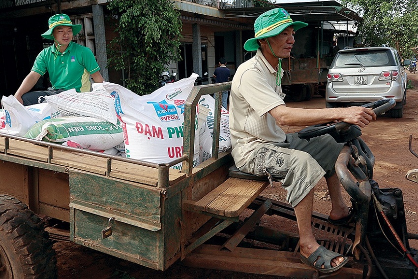 Nông dân và gánh nặng giá phân bón