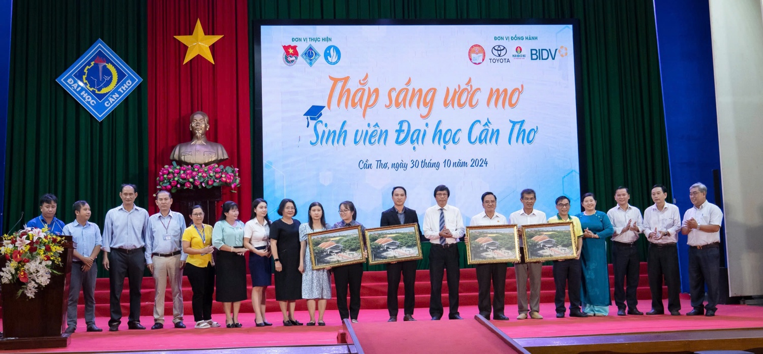 Phân bón Cà Mau trao học bổng “Thắp sáng Ước mơ sinh viên Đại học Cần Thơ” lần thứ VIII