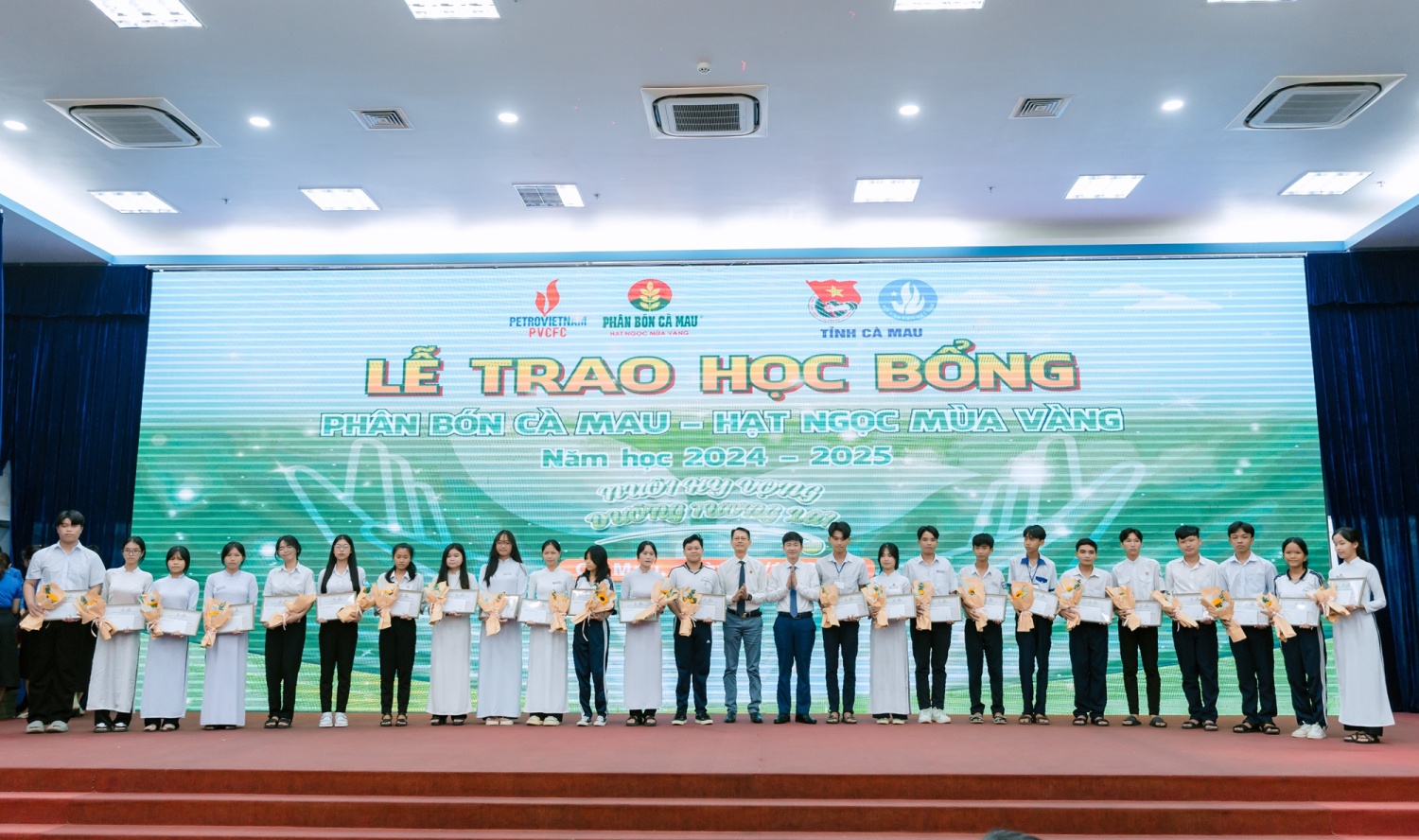 Phân bón Cà Mau trao 200 suất học bổng tới học sinh tỉnh Cà Mau”