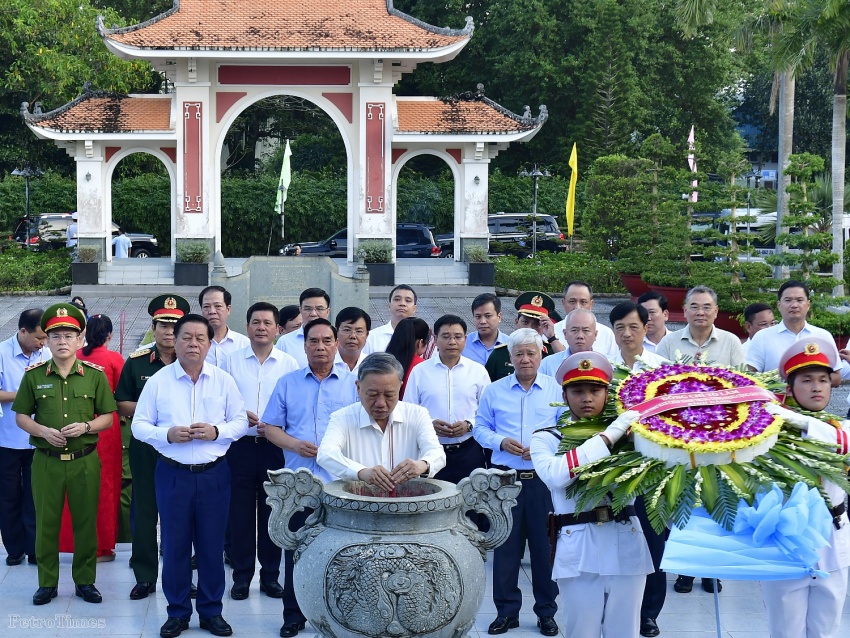 Tổng Bí thư Tô Lâm dâng hương tại Khu tưởng niệm Chủ tịch Hồ Chí Minh ở Cà Mau”