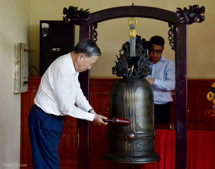 Tổng Bí thư Tô Lâm dâng hương tại Khu tưởng niệm Chủ tịch Hồ Chí Minh ở Cà Mau