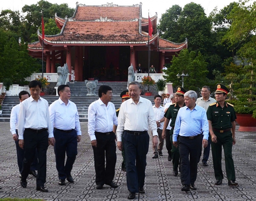 Tổng Bí thư Tô Lâm dâng hương tại Khu tưởng niệm Chủ tịch Hồ Chí Minh ở Cà Mau