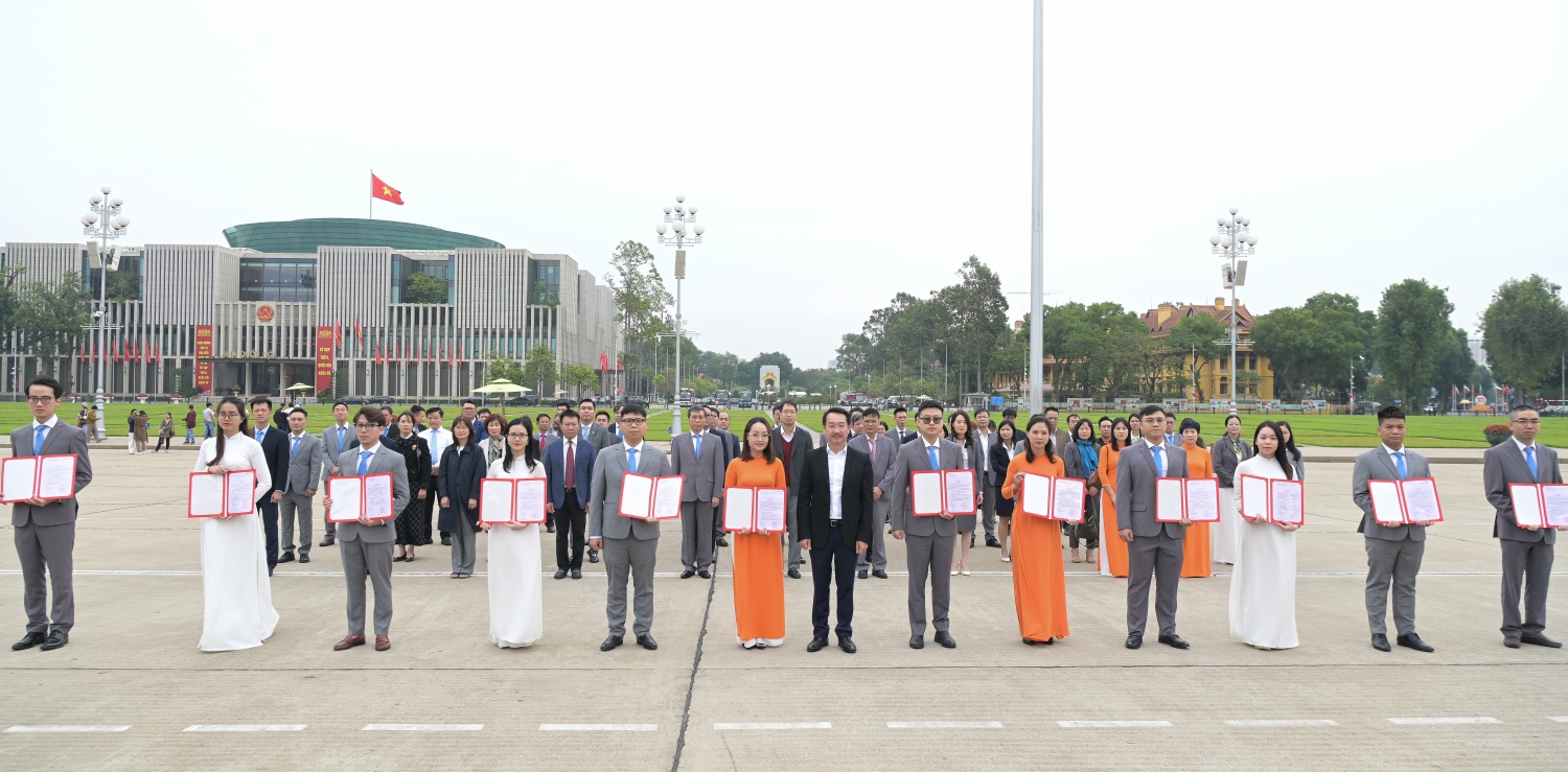 Tại buổi Lễ, đồng chí Nguyễn Thiện Bảo - Bí thư Đảng ủy, Chủ tịch Hội đồng Thành viên PVEP đã trao quyết định kết nạp đảng cho 12 quần chúng ưu tú