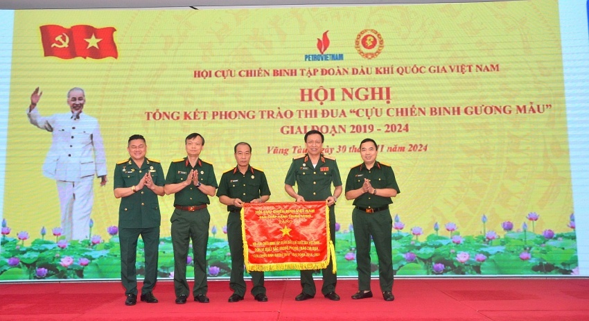 Hội Cựu chiến binh Tập đoàn nhận Cờ thi đua xuất sắc của Hội Cựu chiến binh Việt Nam.