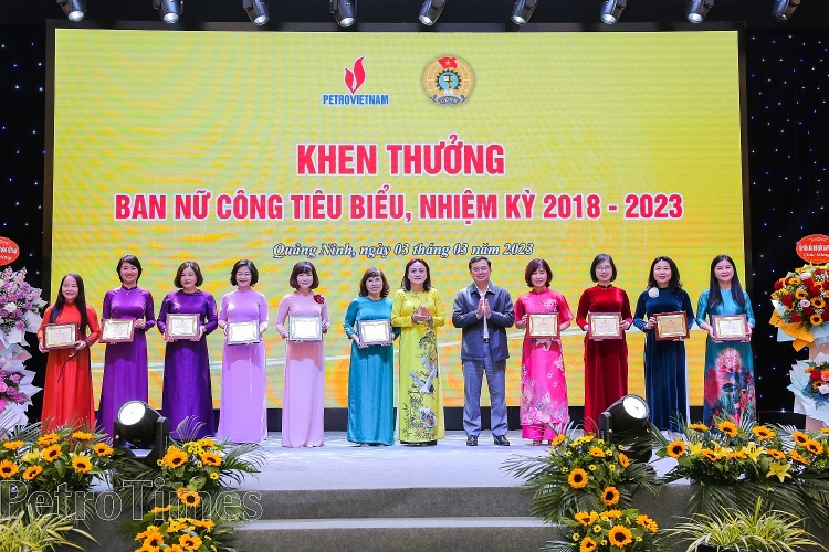 Lãnh đạo Tập đoàn và CĐ DKVN trao tặng biểu trưng cho 10 Ban Nữ công đã có thành tích tiêu biểu trong công tác nữ công nhiệm kỳ 2018 – 2023