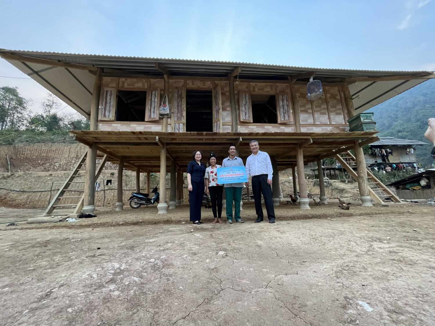 Điện Biên: Bàn giao nhà cho 8 hộ gia đình khó khăn do Petrovietnam hỗ trợ kinh phí